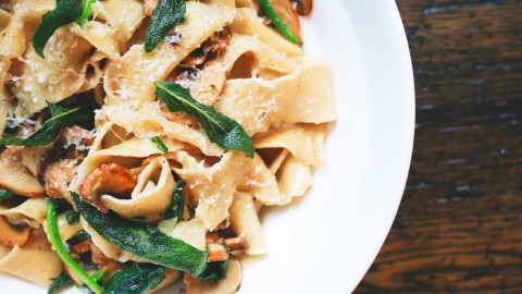 Romige pasta met spekreepjes in een spinazie-boursinsaus