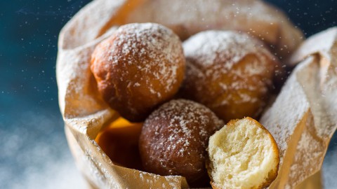 Sinds gister staat de oliebollenkraam weer in Almere Buiten