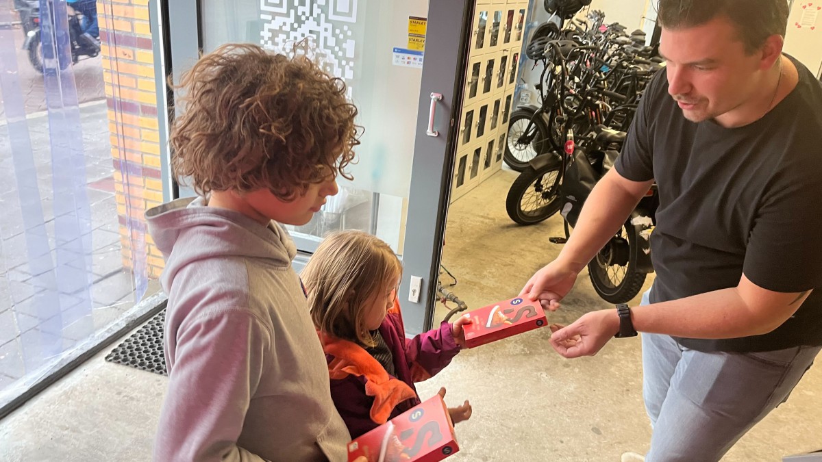 Flink bezorgt boek vol prachtige tekeningen aan Sinterklaas