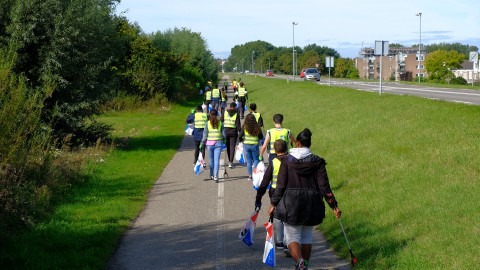 EEN AFVALVRIJE BUURT TIJDENS DE WORLD CLEANUP DAY