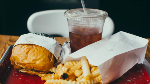 Kan je niet stoppen met het eten van junkfood? Dit is waarom!