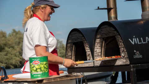 Lekker varen en pizza eten aan de Pizzaboot in Almere