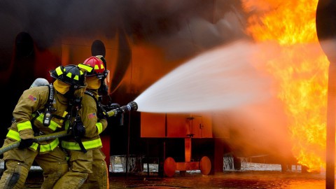 Slaapkamer zwaar beschadigd door brand