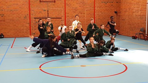 Chinese monnik Liu Peng op bezoek bij Kung Fu school in Almere