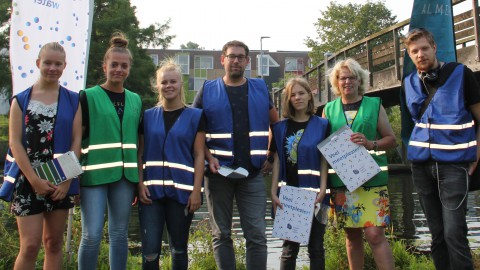 Stagiaires Stad & Natuur onderzoeken waterkwaliteit voor Almere meet water 