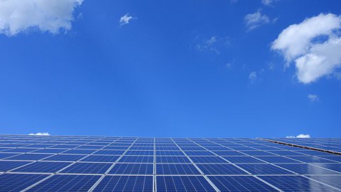 Zonnepanelen en recreëren op een berg afval 