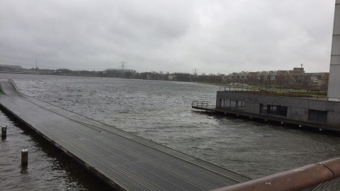 Grijs met van tijd tot regen.