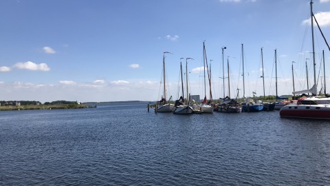 Gemeente treedt op tegen verkeerd afgemeerde bootjes