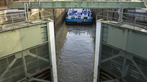 Storing sluizen en bruggen voorbij