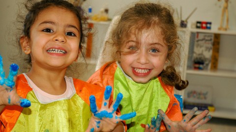 Kinderen beschilderen heipalen voor nieuwe kerk