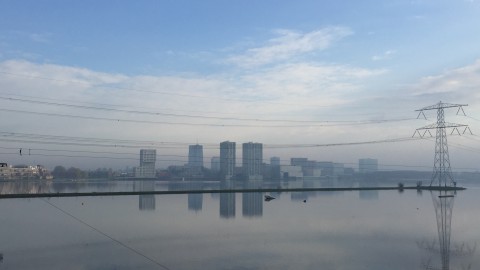 Wolkenvelden in de middag zon.