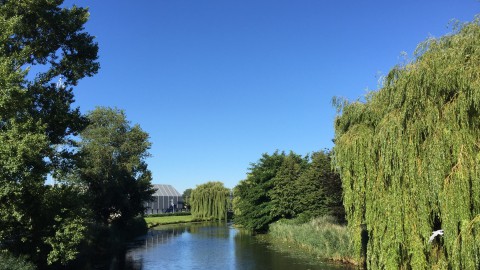 Aanhoudend zonnig en droog.