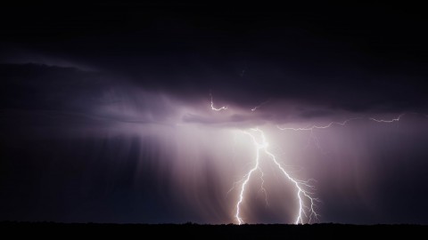 Broeierig Heet gevolgd door Onweer.