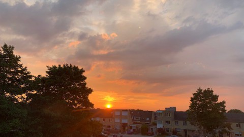 Na tropennacht overdag verkoeling met geregeld zon.