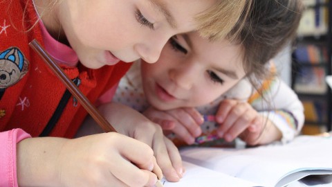 Opening toegankelijke schoolpleinen Aventurijn en Olivijn